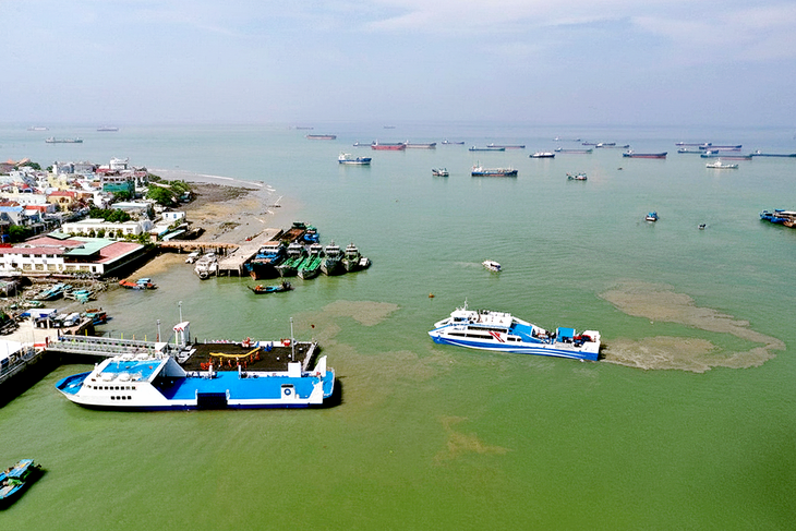Hiện việc di chuyển giữa khu vực Cần Giờ - Vũng Tàu theo đường ngắn nhất là đi phà, hoạt động từ 6-22h mỗi ngày, giá vé 70.000 mỗi lượt - Ảnh: QUANG ĐỊNH