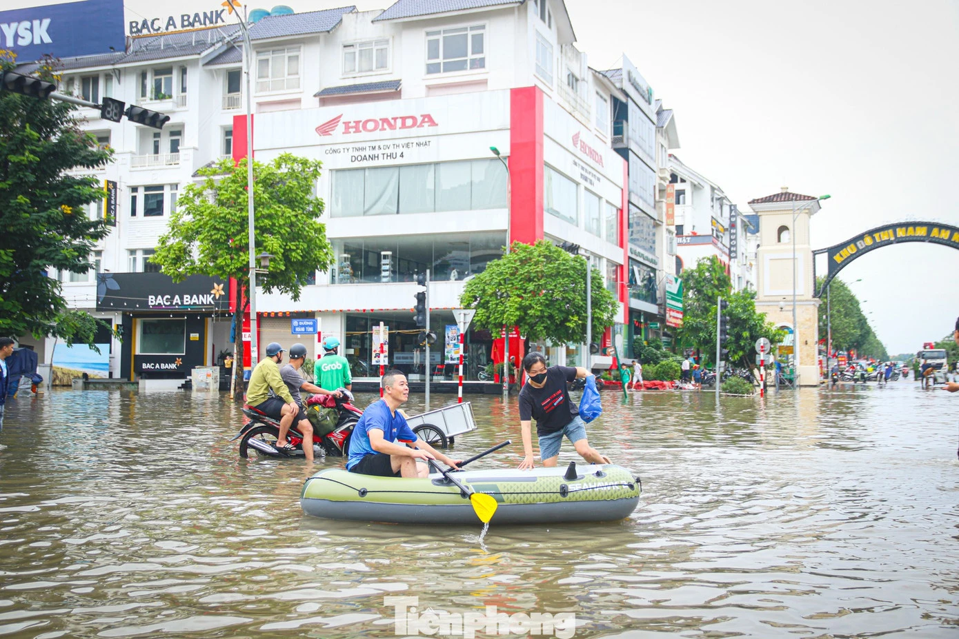 Hà Nội siết quản lý hệ thống thoát nước đô thị chưa bàn giao 2 Khu đô thị Nam An Khánh ngập sâu trong nước nhiều ngày sau trận mưa kỷ lục đầu tháng 10/2025. Ảnh: Báo Tiền Phong - 60s Hôm nay