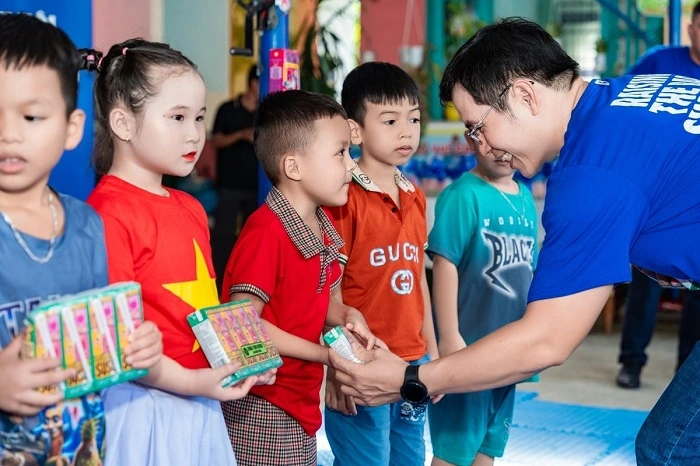 Vinamilk lan tỏa yêu thương đến 10.000 trẻ em mùa trăng 2 Hành trình yêu thương nối dài khắp Việt Nam. Ảnh: Viên An
