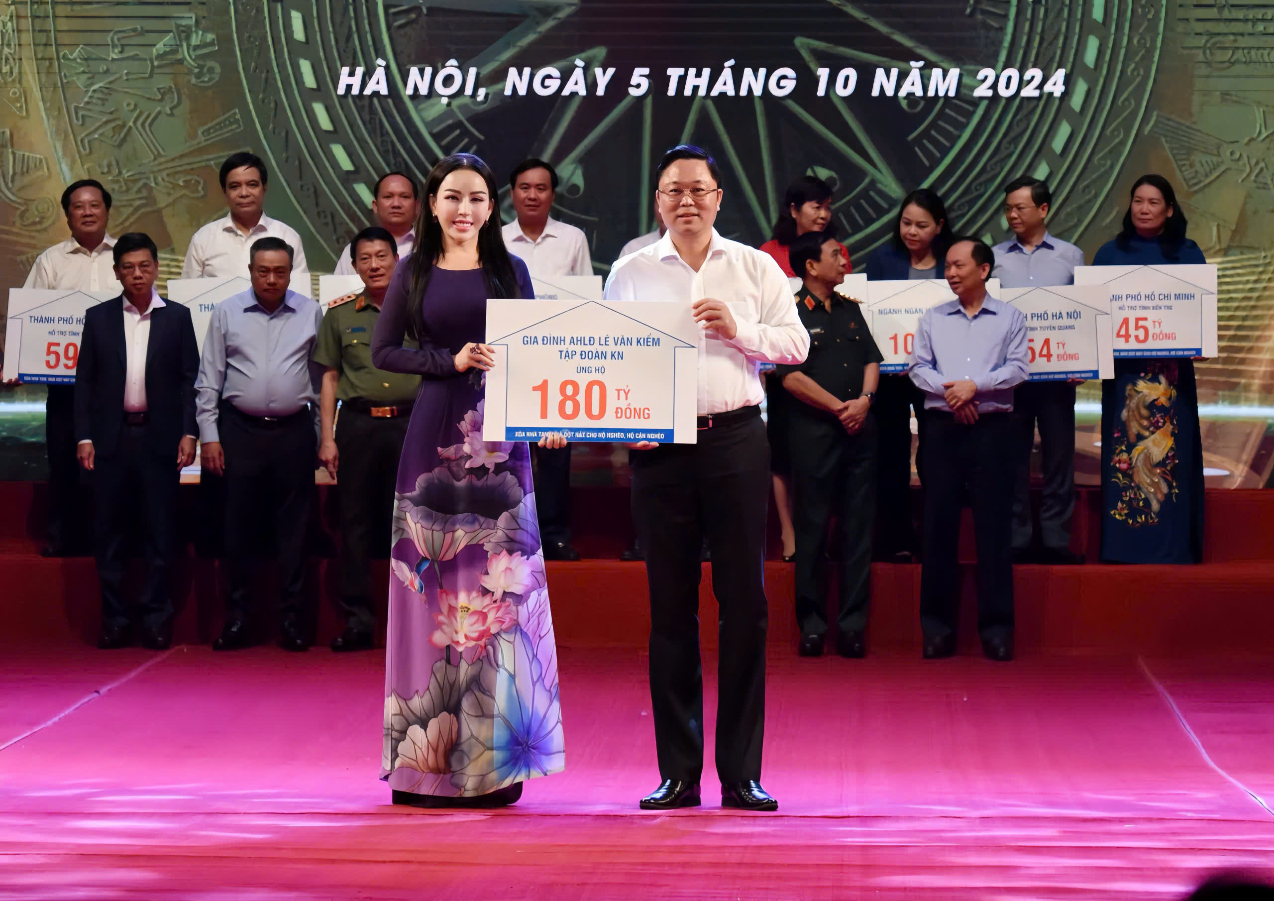 BÀ LÊ NỮ THÙY DƯƠNG - ‘BÔNG HỒNG VÀNG’ 2025 VÀ HÀNH TRÌNH GẦN 30 NĂM CÙNG TẬP ĐOÀN KN HOLDINGS 3 Năm 2024, hưởng ứng lời kêu gọi của Chính phủ, KN Holdings đóng góp 180 tỷ đồng cho chương trình xóa nhà tạm, nhà dột nát trên phạm vi cả nước