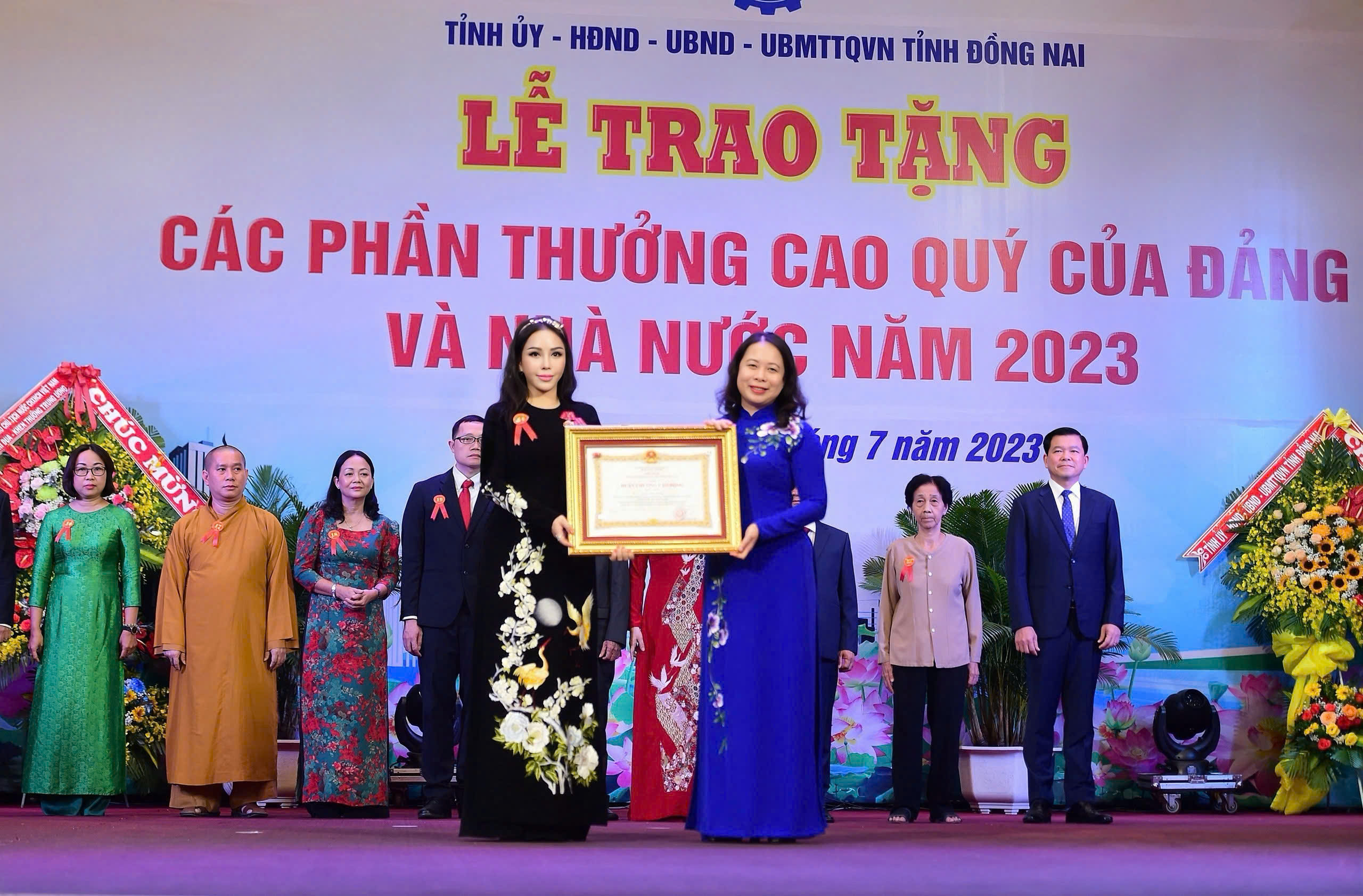 BÀ LÊ NỮ THÙY DƯƠNG - ‘BÔNG HỒNG VÀNG’ 2025 VÀ HÀNH TRÌNH GẦN 30 NĂM CÙNG TẬP ĐOÀN KN HOLDINGS 4 Phó Chủ tịch nước Võ Thị Ánh Xuân trao Huân chương Lao động hạng Nhất cho bà Lê Nữ Thùy Dương - Phó Chủ tịch Tập đoàn KN Holdings