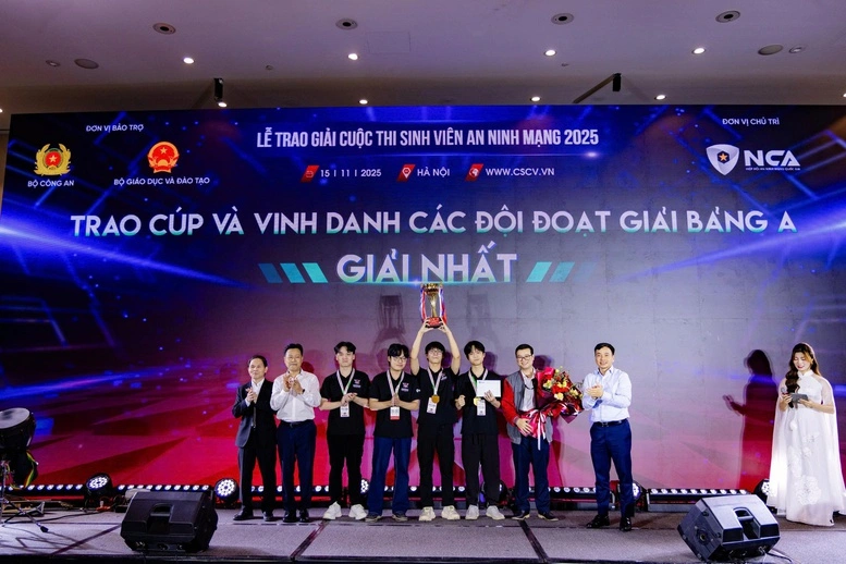 Vinh danh đội thắng cuộc Cuộc thi Sinh viên an ninh mạng 2025 3 Học viện Công nghệ bưu chính viễn thông (PTIT Hà Nội) đã giành ngôi Quán quân Bảng A. Ảnh: Báo Điện tử Chính phủ - 60s Hôm nay