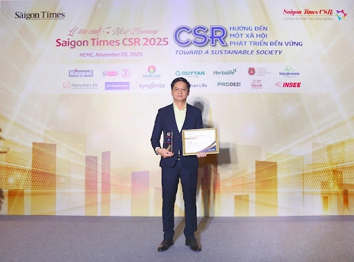 Imexpharm và hành trình lan tỏa giá trị bền vững 2 Ông Nguyễn Đăng Nam, Trưởng phòng Marketing tại Imexpharm, đại diện doanh nghiệp nhận kỷ niệm chương vinh danh Imexpharm là "Doanh nghiệp vì Cộng đồng 2025”. Ảnh: Imexpharm - 60s Hôm nay