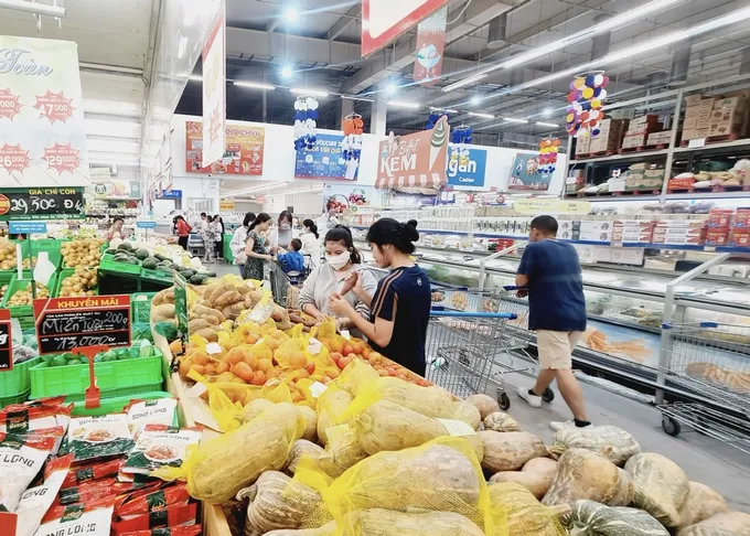 Người tiêu dùng mua thực phẩm tại hệ thống MM Mega Market trên địa bàn TPHCM. Ảnh: Báo SÀI GÒN GIẢI PHÓNG