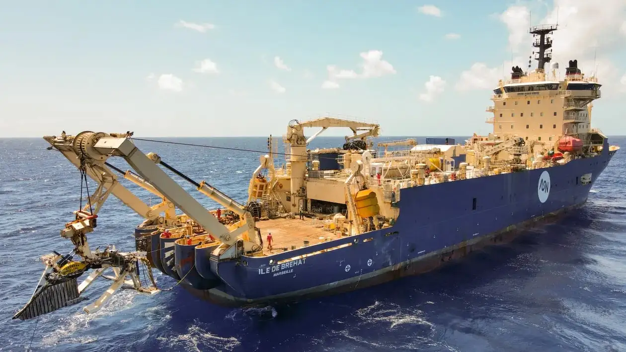 Big Tech rót hàng tỷ USD cho cuộc đua AI đại dương 2 Một tàu thuộc Alcatel Submarine Networks đang triển khai máy lắp đặt cáp viễn thông dưới biển. Ảnh: Alcatel Submarine Networks - 60s Hôm nay