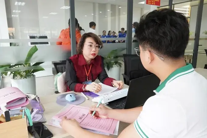 Bà Nguyễn Thị Mỹ Trang, địa chính viên hạng 3 của Chi nhánh Văn phòng đăng ký đất đai TP Thủ Đức (trước đây) tiếp nhận thủ tục của người dân. Ảnh: SGGP