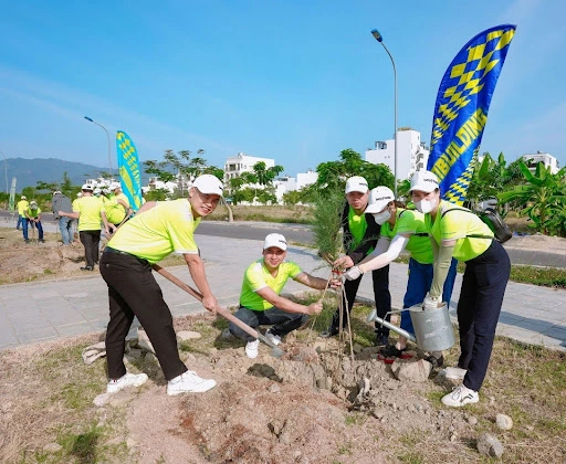 Imexpharm và hành trình lan tỏa giá trị bền vững 4 Imexpharm đồng hành cùng các địa phương trồng cây xanh, lan tỏa thông điệp phát triển bền vững. Ảnh: Imexpharm - 60s Hôm nay