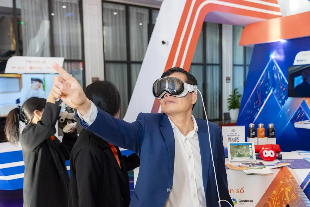 FPT trình diễn hệ sinh thái giải pháp công nghệ tại gian hàng triển lãm của sự kiện. Ảnh: Xuân Hoa