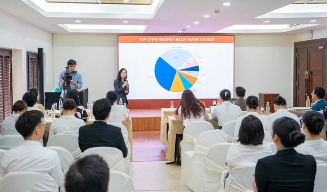 Bà Nguyễn Thị Hồng Thắm chia sẻ chương trình xúc tiến du lịch TP.Đà Nẵng năm 2026. Ảnh: Ảnh: tinnhanhchungkhoan.vn