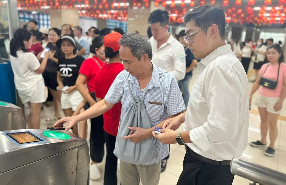 Hành khách đi tàu Cát Linh - Hà Đông dùng vé điện tử từ 18/11 2 Từ 18/11 hành khách sẽ dùng điện thoại để quét mã QR để đi tàu điện thay cho mua thẻ vé cứng như hiện nay. Ảnh: Báo Tiền Phong - 60s Hôm nay