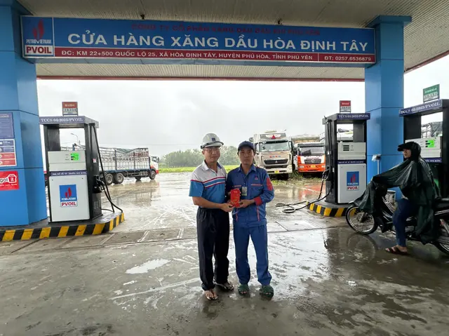 Ông Ngô Văn Nhiệm - Giám đốc PVOIL Phú Yên trao thưởng cho anh Hồ Quốc Hưng - nhân viên CHXD Hòa Định Tây (người mặc đồng phục xanh) đã có hành động dũng cảm cứu người. Ảnh: Tinnhanhchungkhoan.vn