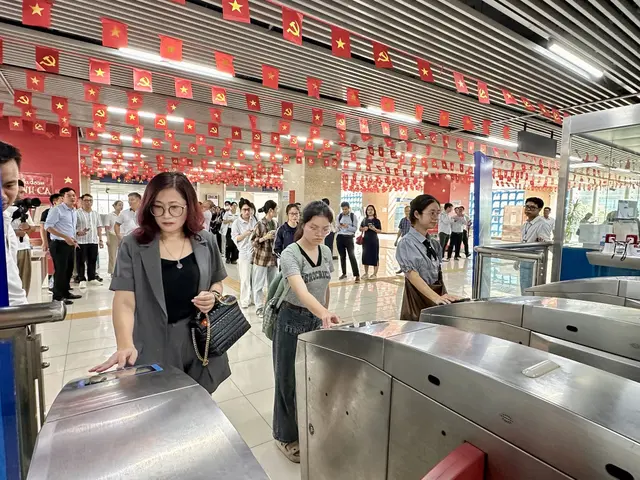 Hành khách đi tàu Cát Linh - Hà Đông dùng vé điện tử từ 18/11 3 Từ 18/11, tuyến metro Cát Linh-Hà Đông chuyển thẻ vé mới. Ảnh: Báo Điện tử Chính phủ - 60s Hôm nay