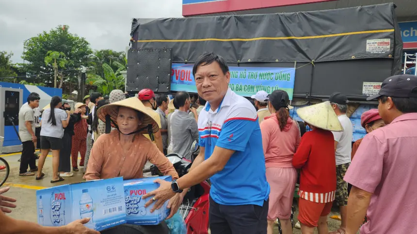 Nhân viên PVOIL lao mình cứu người trong lũ lớn