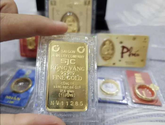 Giá vàng hôm nay 2/12 giảm mạnh trong nước, thế giới hướng tới 4.300 USD 3 giá vàng