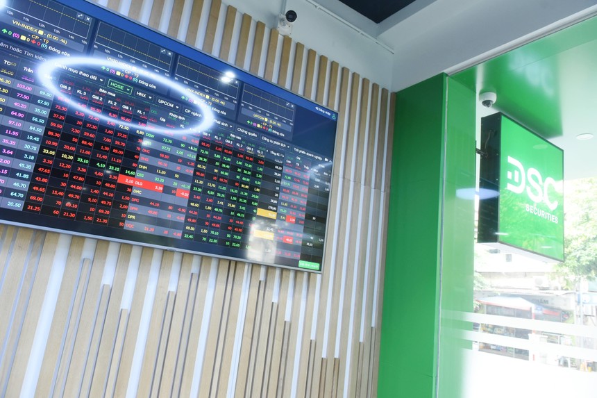 VN-Index hồi phục gần 3,5%