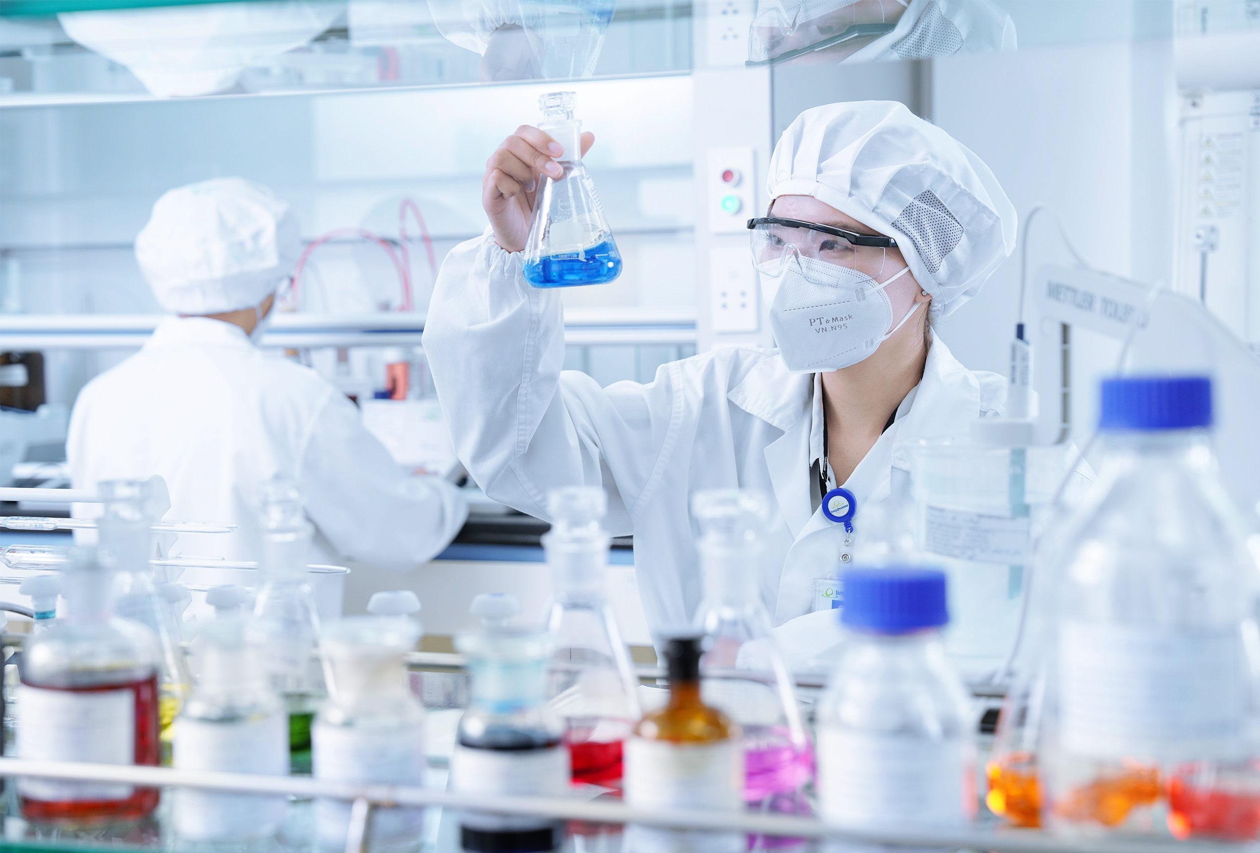 Công tác nghiên cứu và phát triển sản phẩm tại nhà máy thuốc đạt chất lượng EU-GMP. Ảnh: Imexpharm