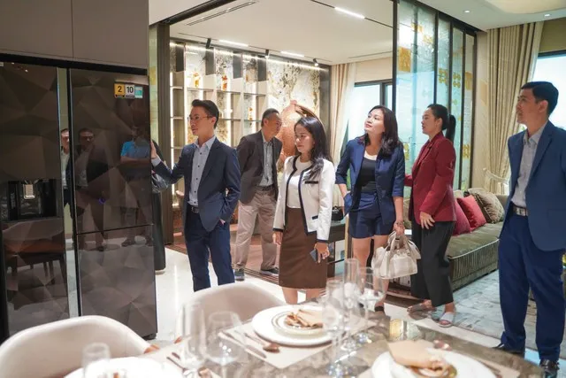 Cận Tết 2026, dự án TP.HCM tung ưu đãi mạnh để kích cầu 2 Khách hàng tham quan căn hộ mẫu