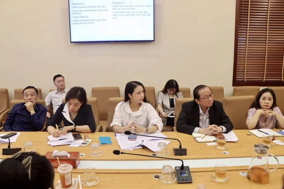 Các đại biểu thảo luận về các phương án chính sách và ưu đãi đầu tư cho đề án