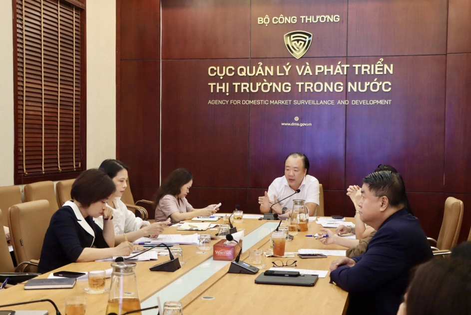 Ông Trần Hữu Linh, Cục trưởng Cục Quản lý và Phát triển thị trường trong nước nhấn mạnh: phát triển outlet và cửa hàng miễn thuế không chỉ là mở rộng kênh phân phối, mà còn là bước chuyển dịch quan trọng sang hệ sinh thái bán lẻ hiện đại, tạo lan tỏa sang logistics, du lịch và dịch vụ.