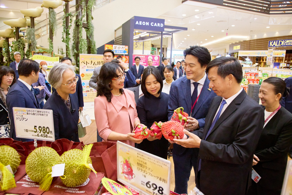 Các mặt hàng nông sản như vải thiều, thanh long ruột đỏ, thanh long ruột trắng, long nhãn, dừa tươi và chuối vùng cao lần đầu xuất hiện dưới thương hiệu TOPVALU cũng nhận được sự quan tâm đáng kể. - Ảnh: Tạp chí Công Thương
